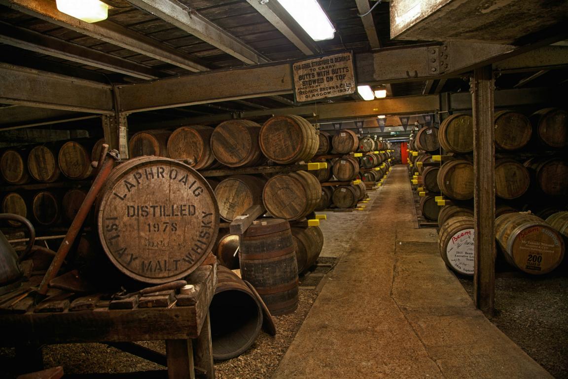 Whisky Fässer im Lager